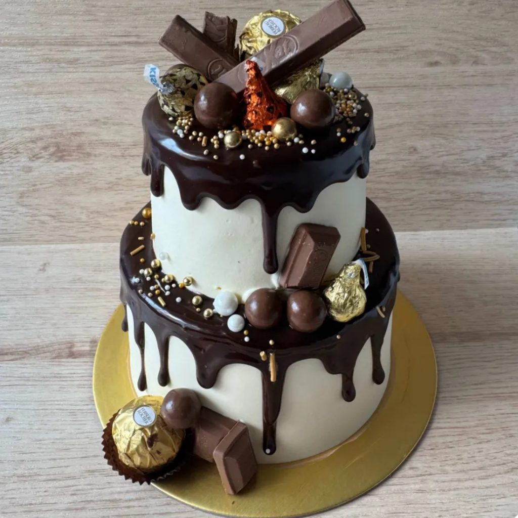 White Base Choclatr cake